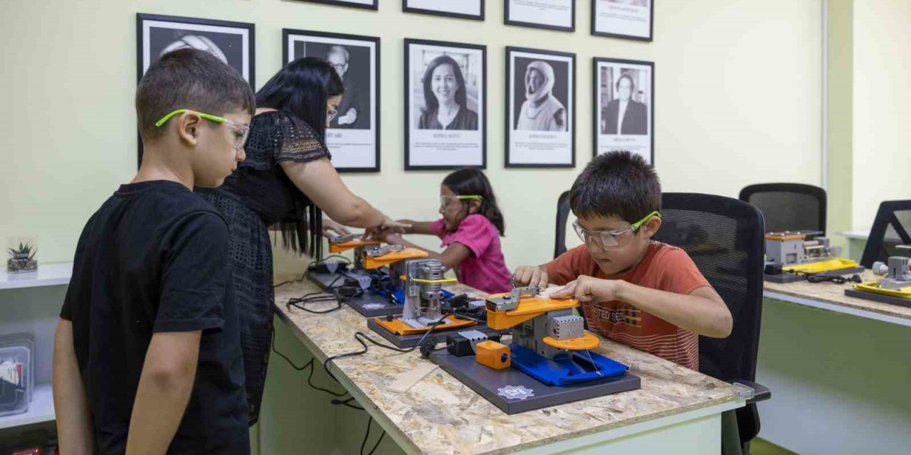 Mersin’de Çocuklar, Tasarım Atölyesinde Üretmeyi Öğreniyor