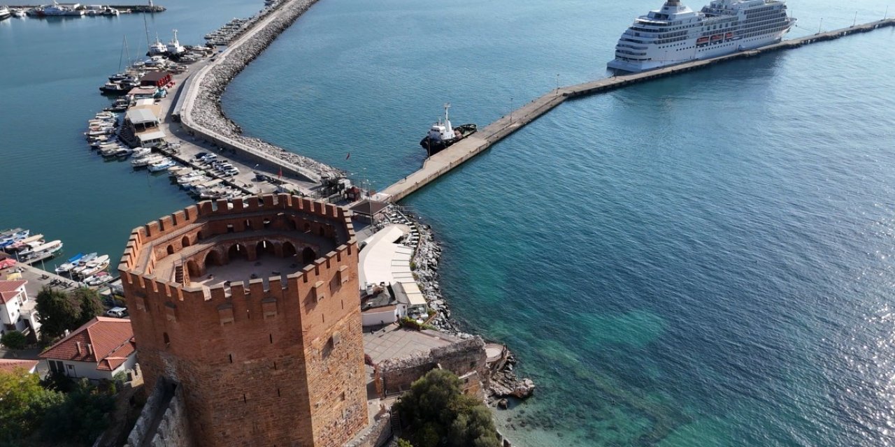 445 Yolcu 362 Mürettebatlı Kruvaziyer Alanya İskelesine Ulaştı