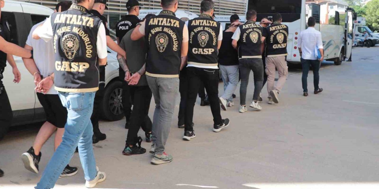 Antalya’da Silahlı Suç Örgütüne Eş Zamanlı Operasyon: 7 Gözaltı