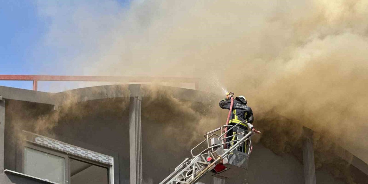 Alanya’da İnşaat Halindeki Apartmanın Çatı Katında Çıkan Yangın Korkuttu