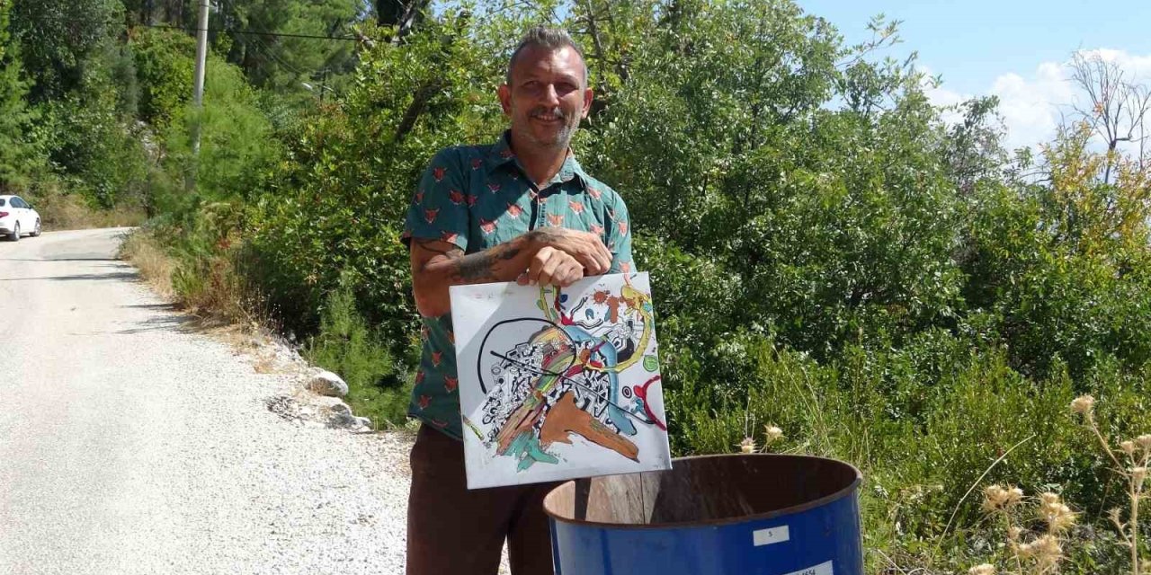 Yaptığı Resimleri Çöpe Atıyor, Koleksiyonerleri Çöplük Çöplük Dolaştırıyor