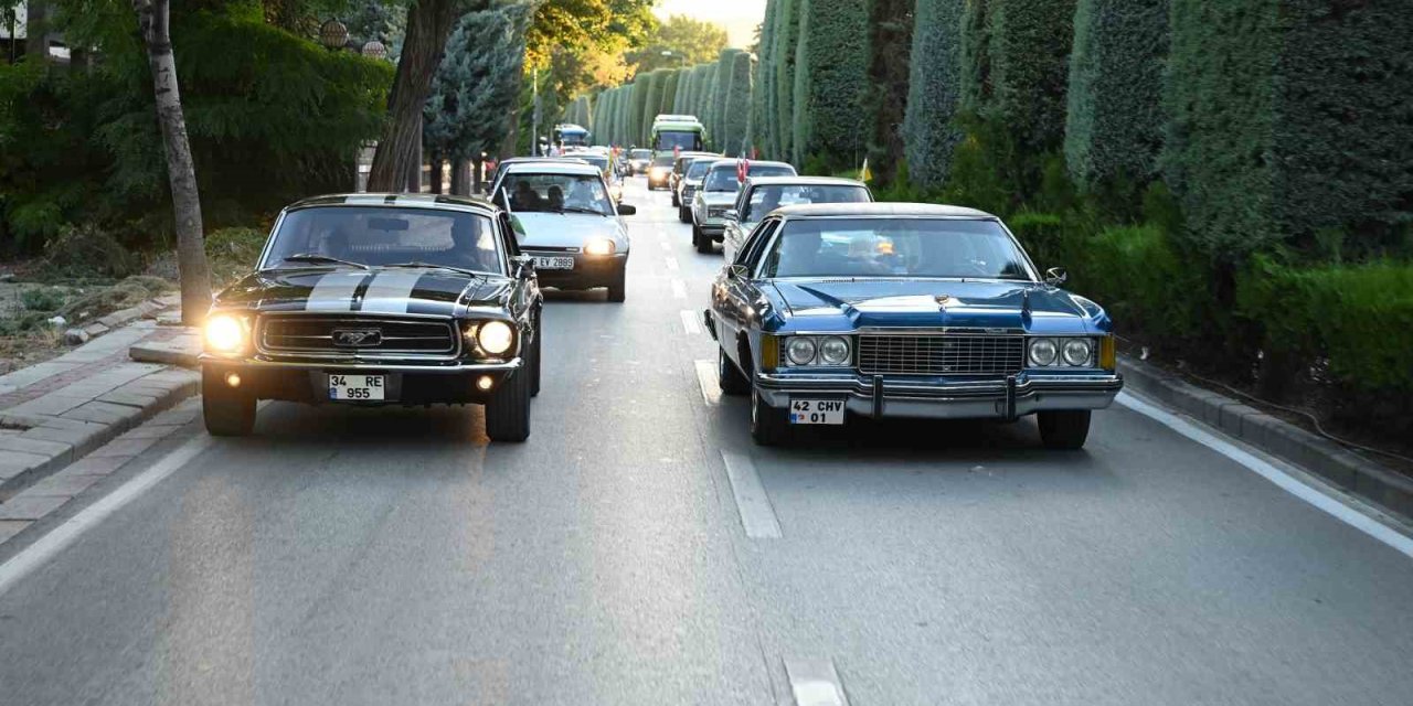 Konya Büyükşehir’den Huzurevindeki Büyüklere Klasik Araçlar Ve Açık Hava Sinemasıyla Nostaljik Sürpriz