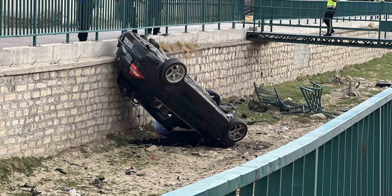 Otomobilin Kanala Uçtuğu Kaza Anı Kamerada