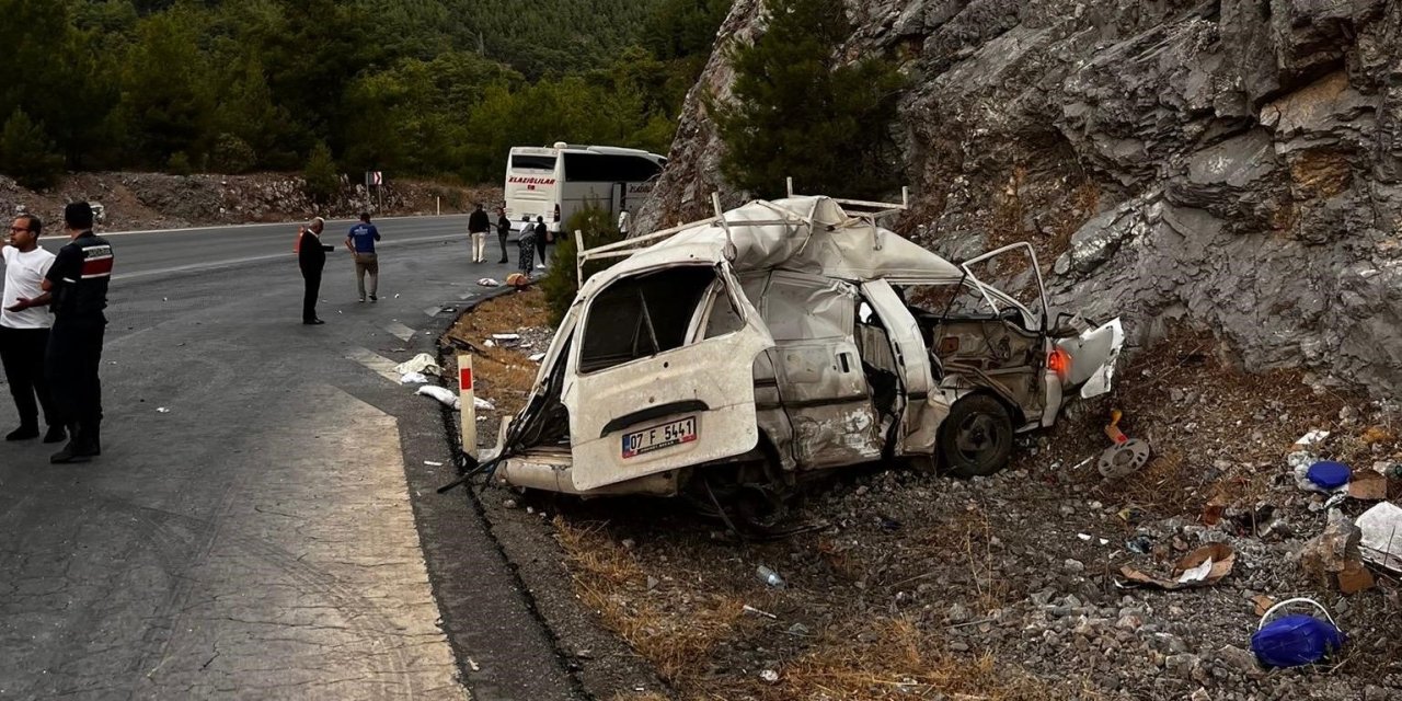 Antalya’da Yolcu Otobüsü İle Hafif Ticari Araç Çarpıştı: 1 Ölü, 1 Yaralı