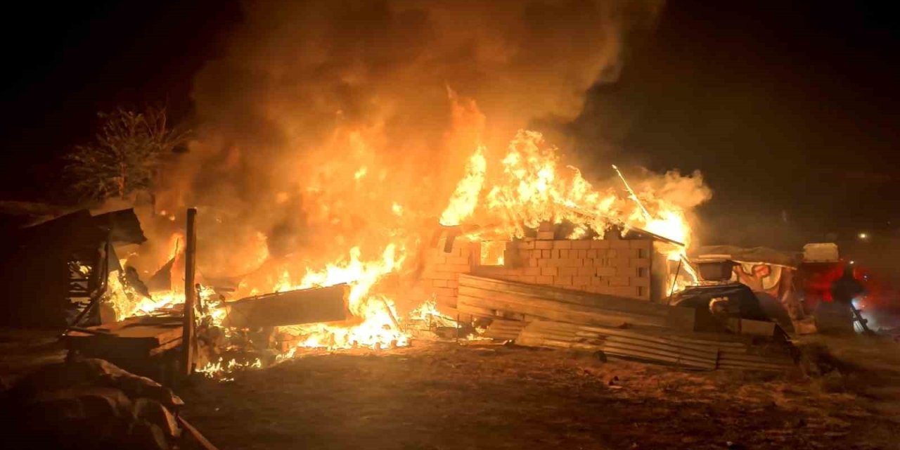 Tandırda Yapılan Ekmek Evi Alev Alev Yaktı