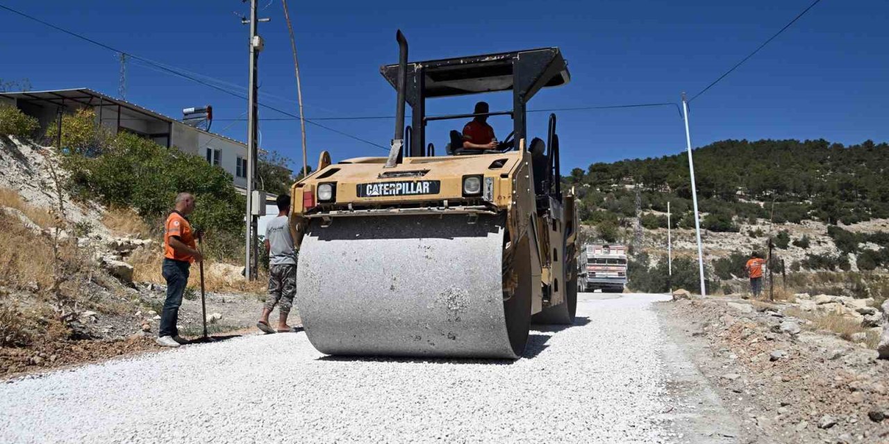 Mut’ta Asfalt Çalışmaları Sürüyor