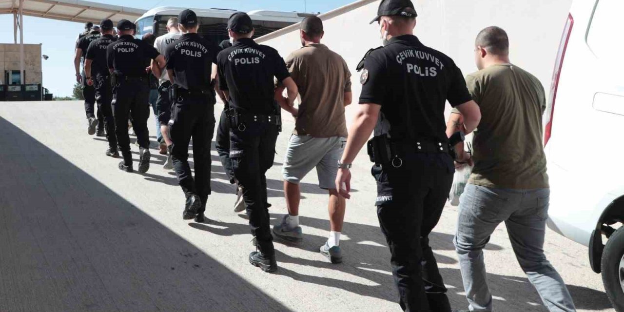 Antalya’da Aranan 186 Şahıs Yakalandı