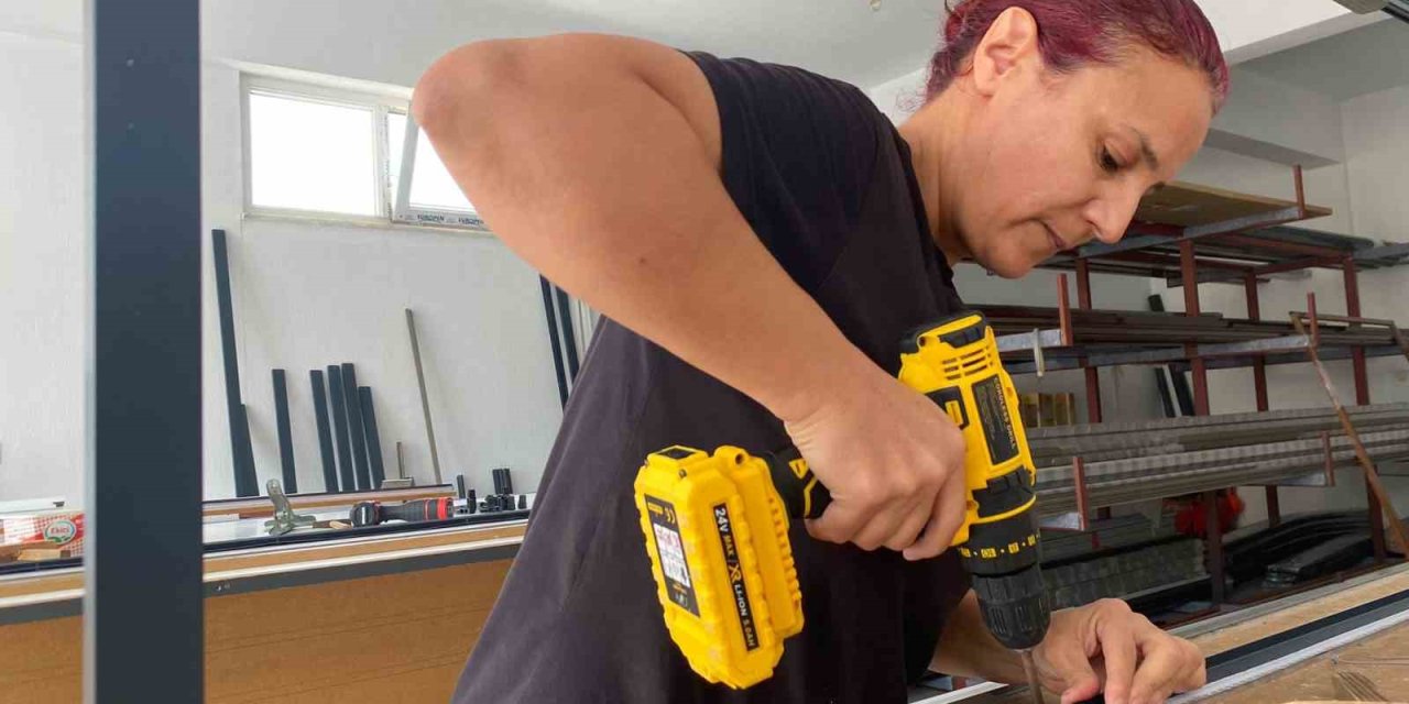 Eşi Eleman Bulamayınca Kolları Sıvadı, Sanayide 2 Yılda Usta Oldu