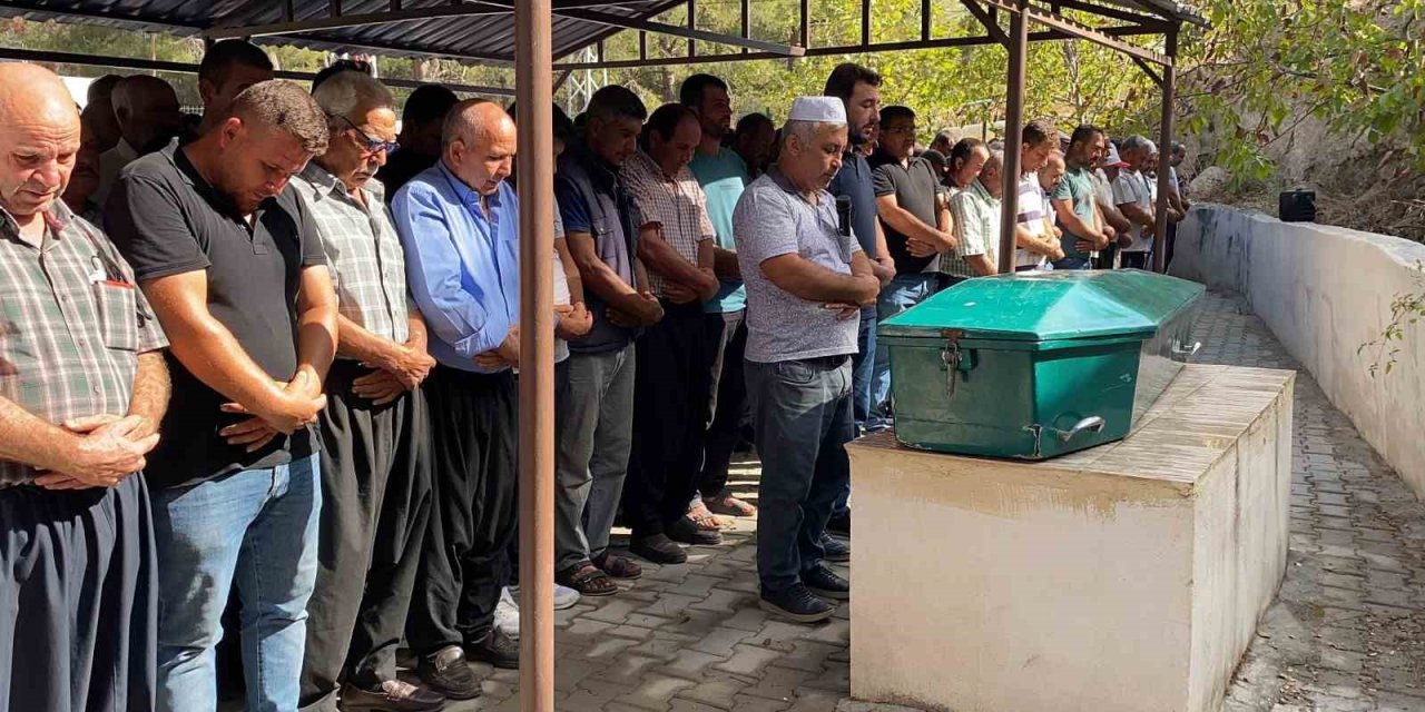 Mutluluklarından Geriye Fotoğraflar Kaldı: Talihsiz Kazalar Geçirip Ölen Genç Toprağa Verildi