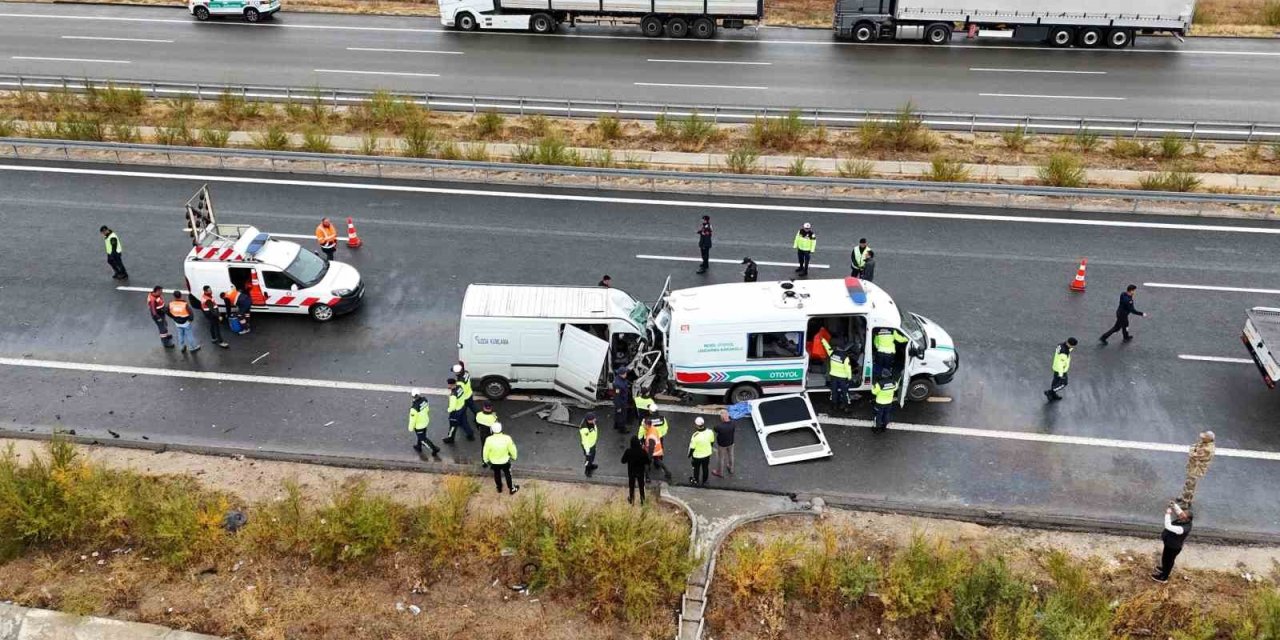 Jandarma Aracına Minibüs Çarptı: 2 Jandarma Şehit, 1 Vatandaş Hayatını Kaybetti