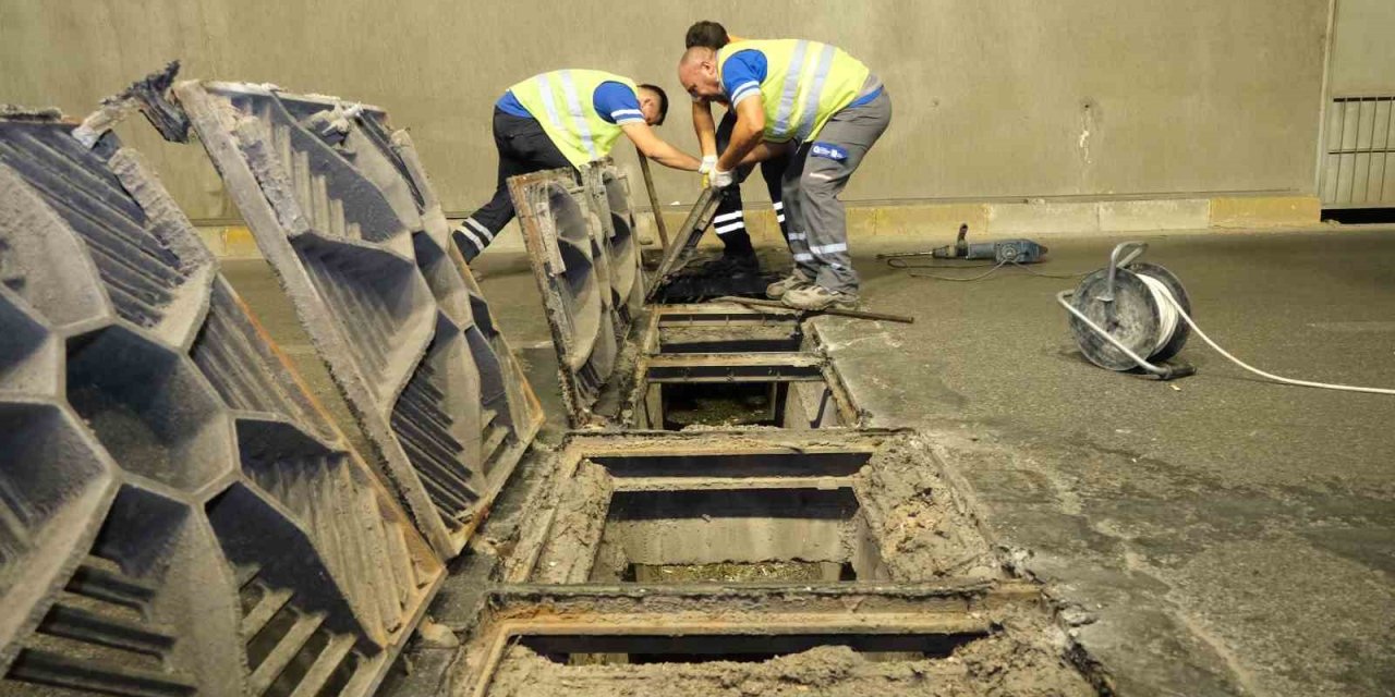 Asat’tan Altgeçitlerde Gece Mesaisi: Yağmursuyu Hatları Temizleniyor