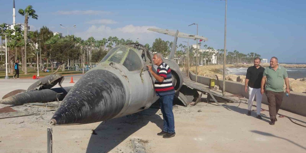 Mersin’in Simgesi Efsane Savaş Uçağı Sahilden Kaldırılıyor