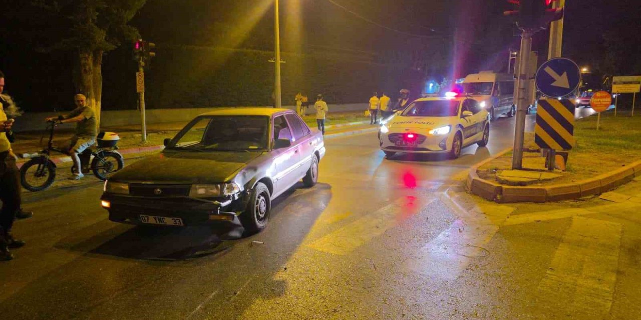 Şerit Değiştiren Otomobil Motosiklete Çarptı