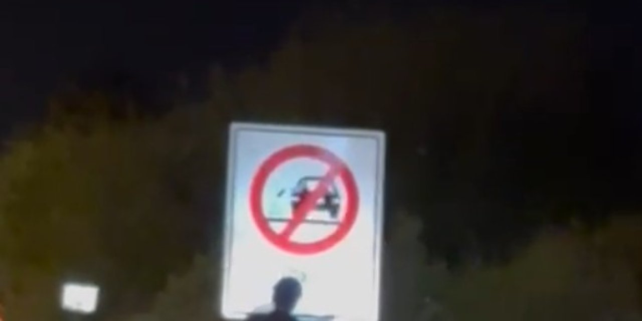Böyle Kaza Görülmedi, Motosiklet Sürücüsü Yol Kenarındaki ‘çöp Atma’ Yazılı Uyarı Levhasına Kafasını Çarptı