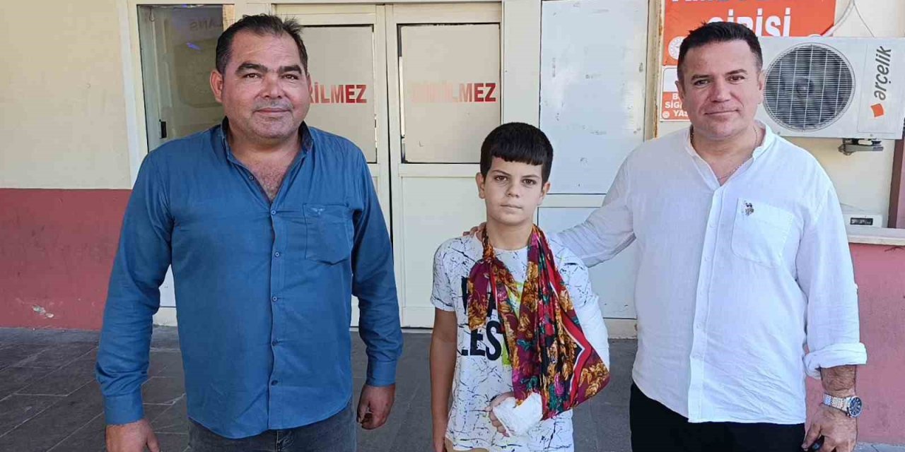 Düşüp Kolunu Kıran Çocuğu Aracına Alıp Hastaneye Yetiştirdi