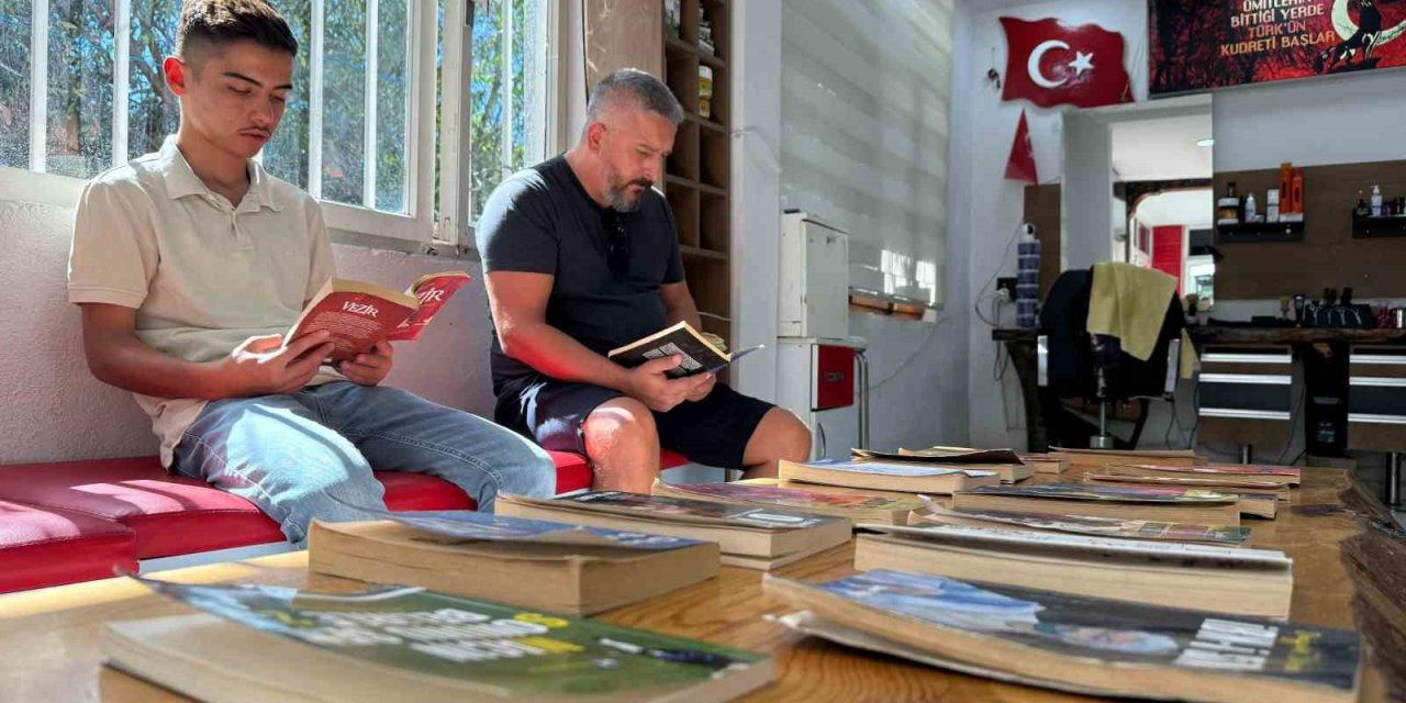 Berber Dükkanını Kütüphaneye Çevirdi: Müşteriler Sıra Beklerken Kitap Okuyor