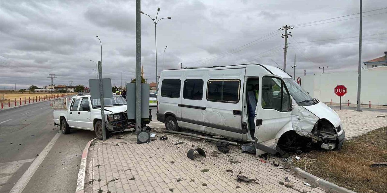 Karaman’da Minibüs İle Kamyonetin Çarpıştığı Kaza Kamerada: 1 Yaralı