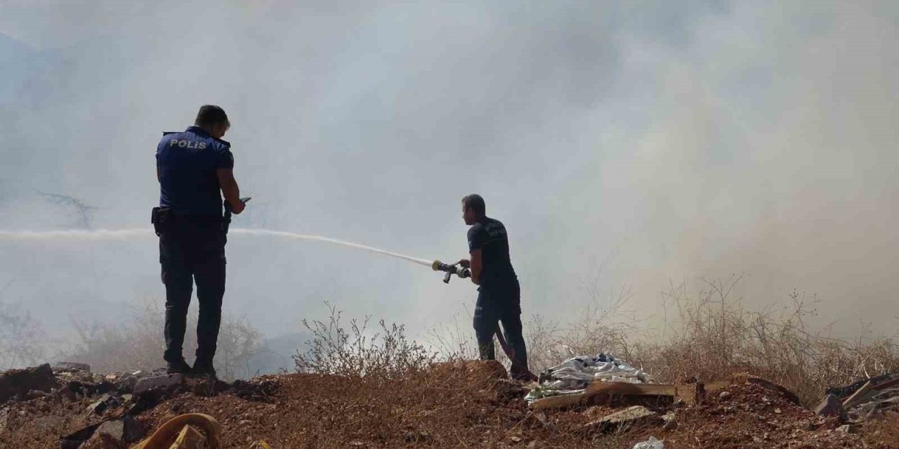 Otluk Alanda Çıkan Yangın Büyümeden Söndürüldü