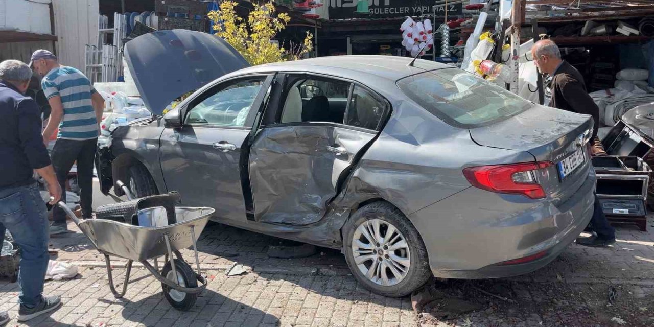 Konya’da Kontrolden Çıkan Otomobil Yayalara Çarptı: 3 Yaralı