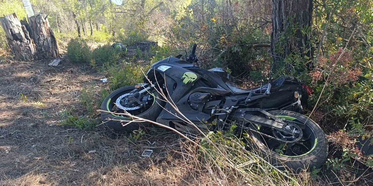 Manavgat’ta Virajı Alamayan Motosikletli Ağaca Çarptı: 2 Yaralı