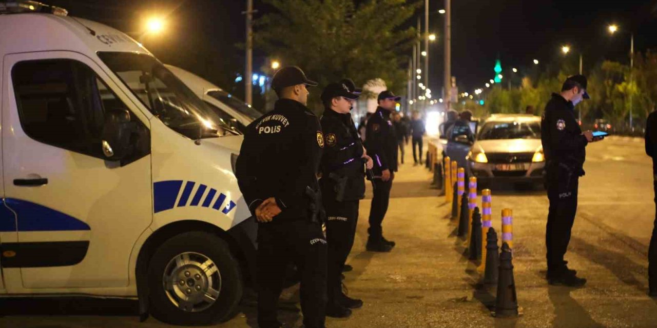 Polisten Üniversite Çevresinde Asayiş Ve Trafik Uygulaması