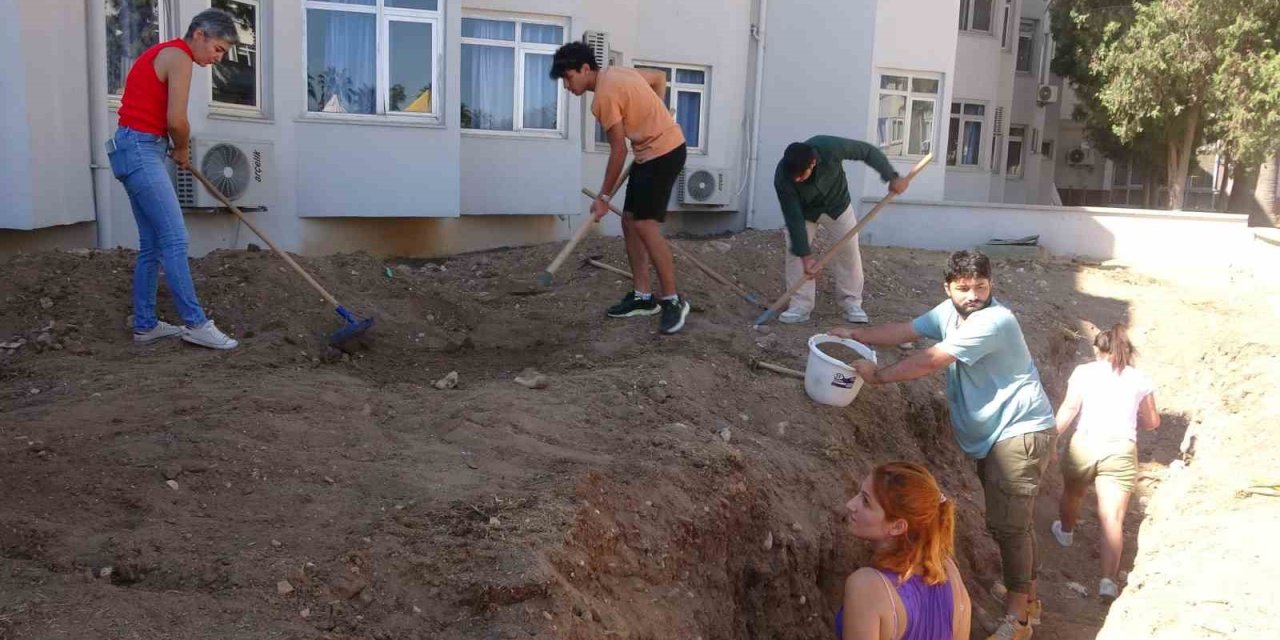 Yaklaşık 16 Metrelik Balinanın İskeleti Gün Yüzüne Çıkarılmaya Başladı