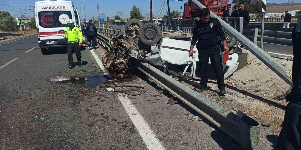 Takla Atan Otomobil Direğe Ve Bariyerlere Çarptı: 2 Yaralı