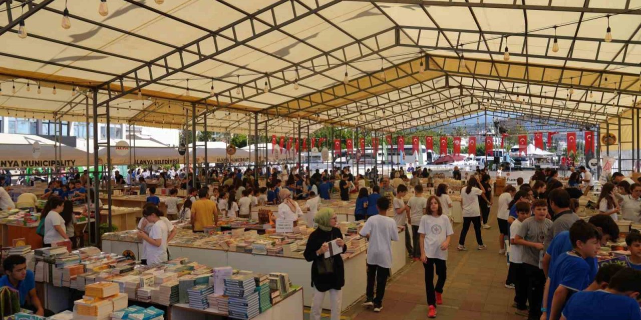 Alanya Kitap Fuarı’na Öğrencilerden Yoğun İlgi