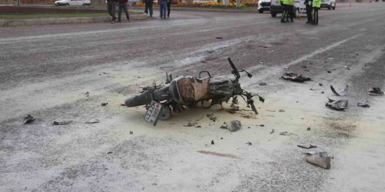 İşçi Servisi İle Çarpışan Motosiklet Alev Aldı: 2 Kişi Yaralandı