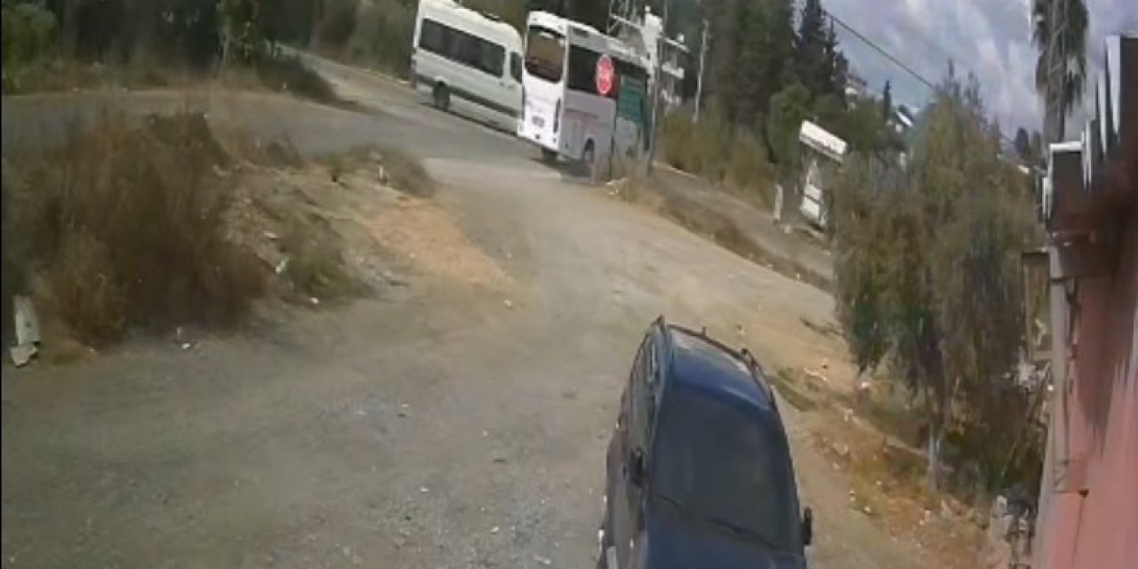 Antalya’da Okul Servisiyle Midibüs Çarpıştı: 7 Öğrenci Yaralandı