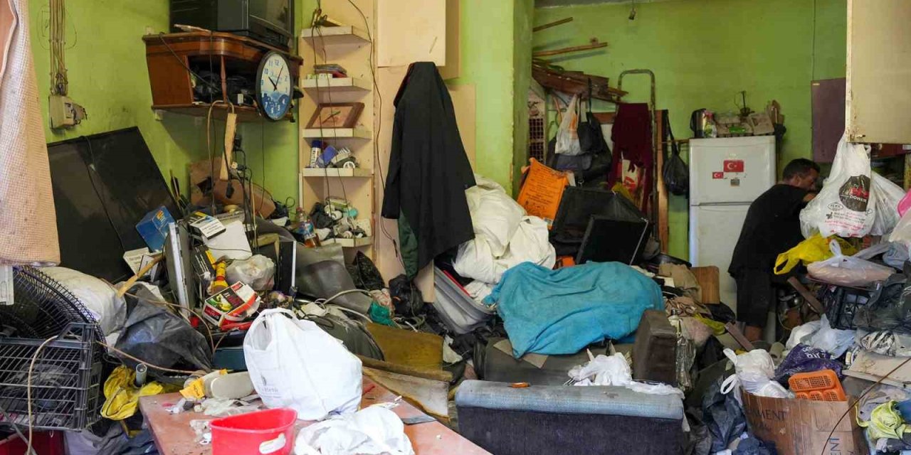 Tarsus’ta Bir Evden 28 Ton Çöp Çıkarıldı