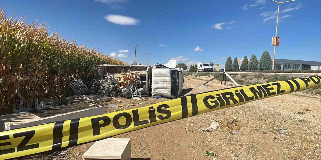 Karaman’da Kamyonet Yol Kenarına Devrildi: 2 Yaralı