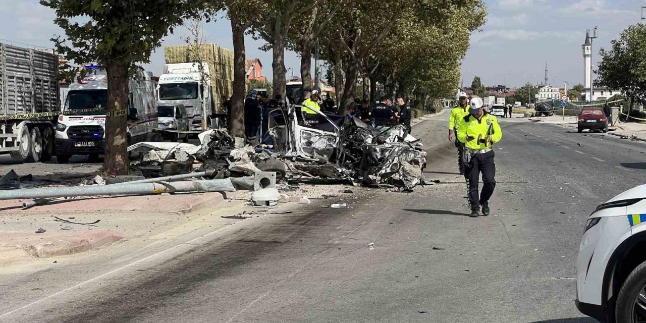 Otomobilin Çarptığı Araç İkiye Bölündü: 1 Ölü, 1 Yaralı