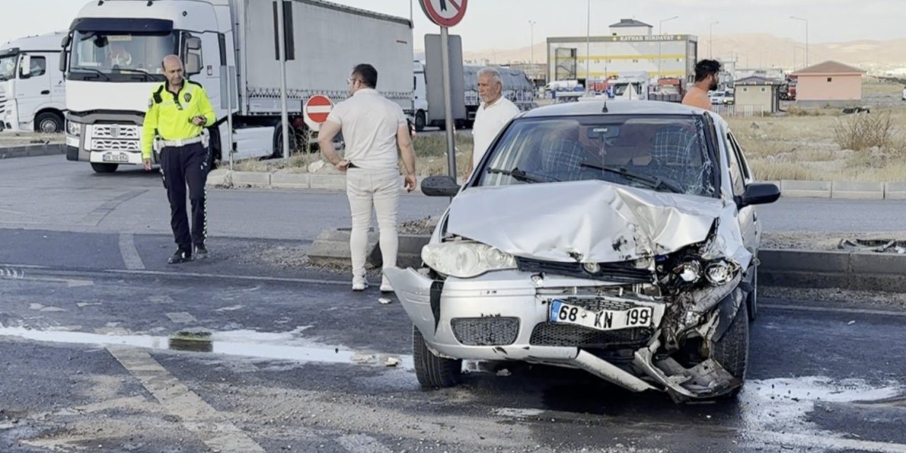 Aksaray’da Otomobil İle Tır Çarpıştı: 3 Yaralı