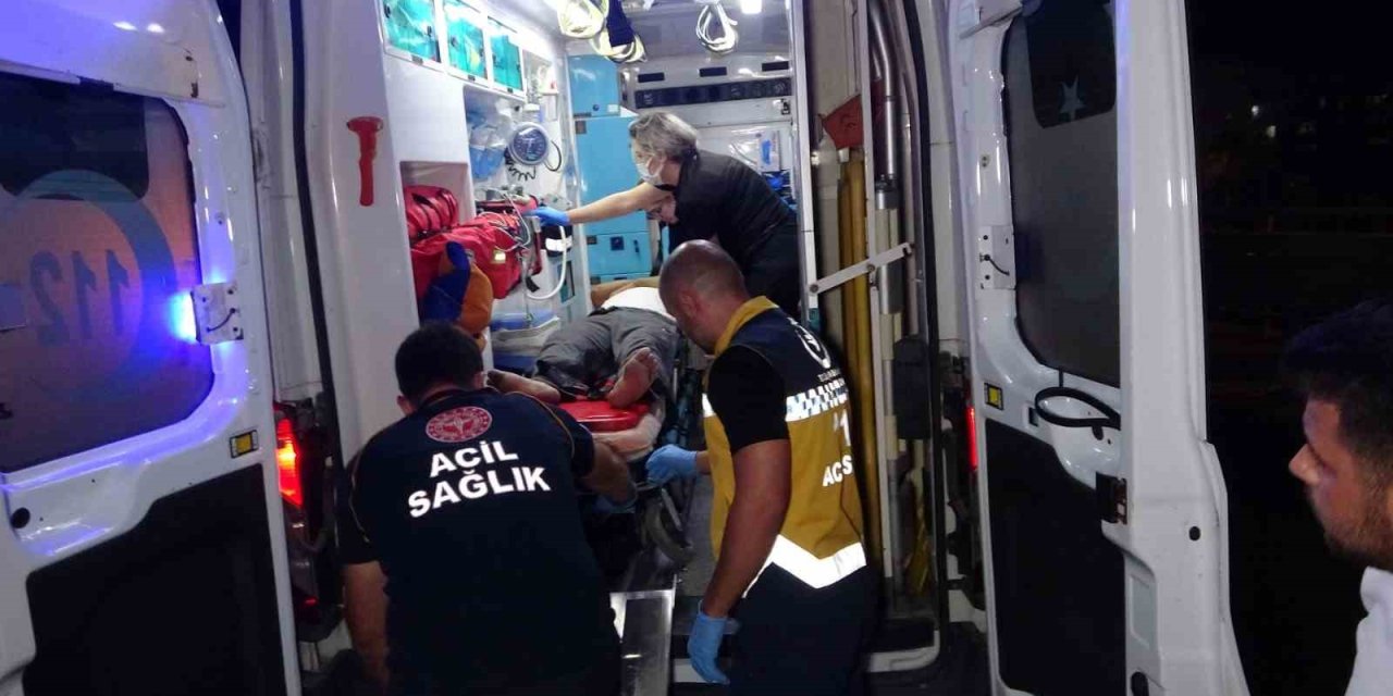 Tırla Otomobil Çarpıştı: Hurdaya Dönen Otomobildeki Sürücü Yaralanmadı, Tır Sürücüsü Kabinde Sıkıştı