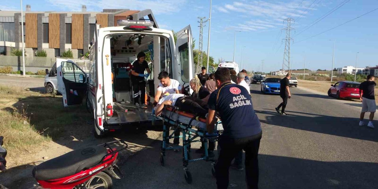 Antalya’da 14 Yaşındaki Çocuğun Kullandığı Motosiklet Kamyonetle Çarpıştı: 1 Yaralı
