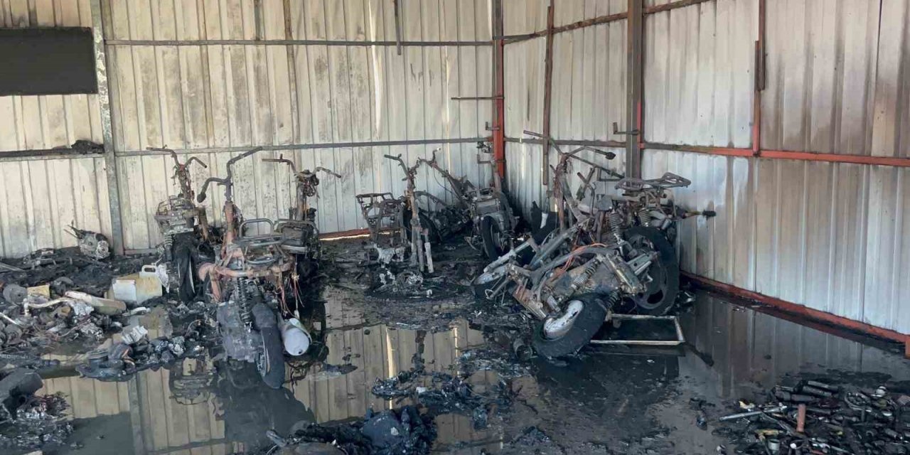 Antalya’da Motosiklet Servisinde Çıkan Yangında 10’un Üzerinde Motosiklet Küle Döndü