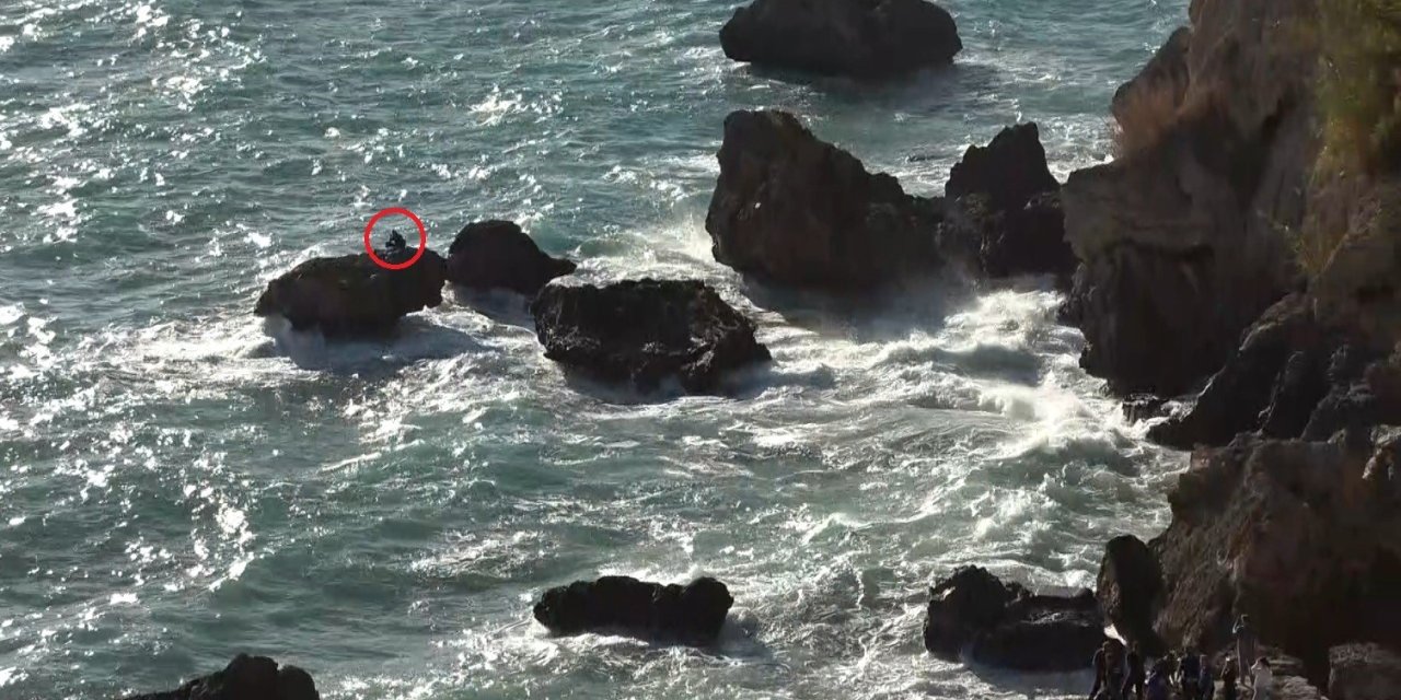 Balık Tuttuğu Kayalıklarda Dalgalar Yükselince Mahsur Kaldı