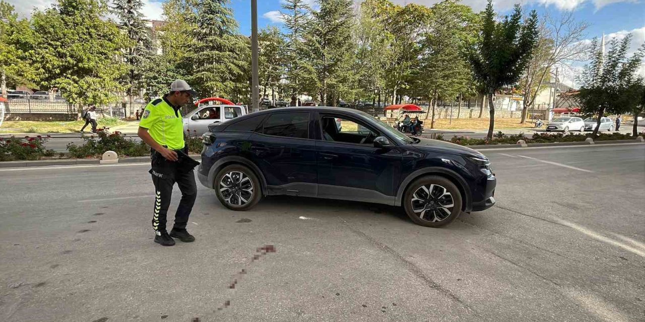 Otomobille Elektrikli Bisikletin Çarpıştığı Kaza Kamerada: 1 Yaralı
