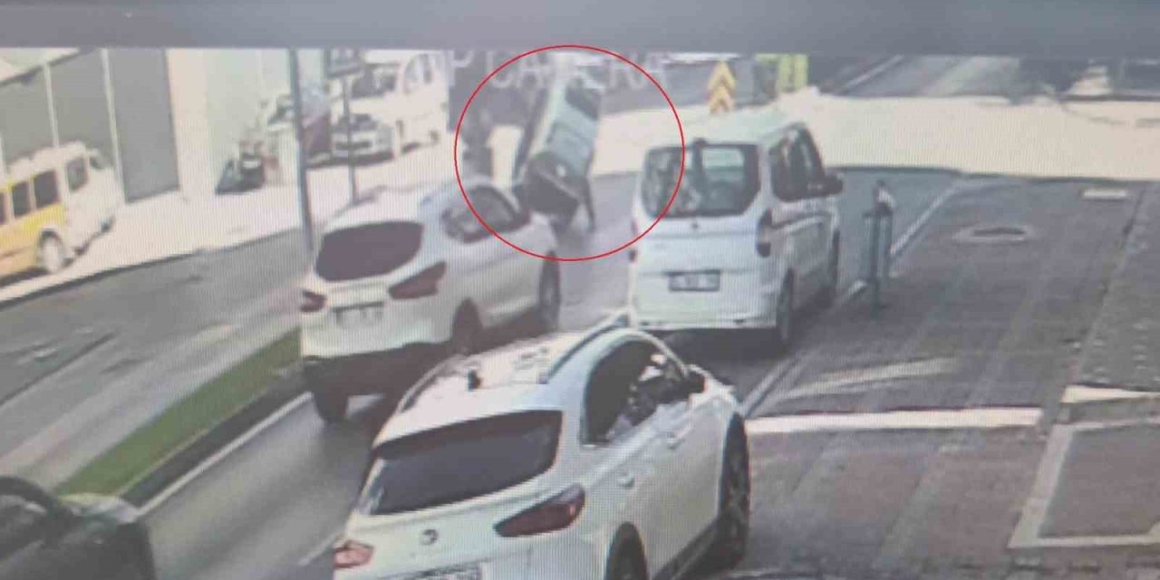 Virajı Alamayan Elektrikli Bisiklet Devrildi: 2 Yaralı