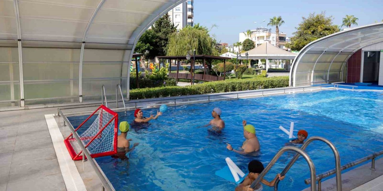 Mersin’de Özel Bireyler Hem Yüzme Öğreniyor Hem Sosyalleşiyor