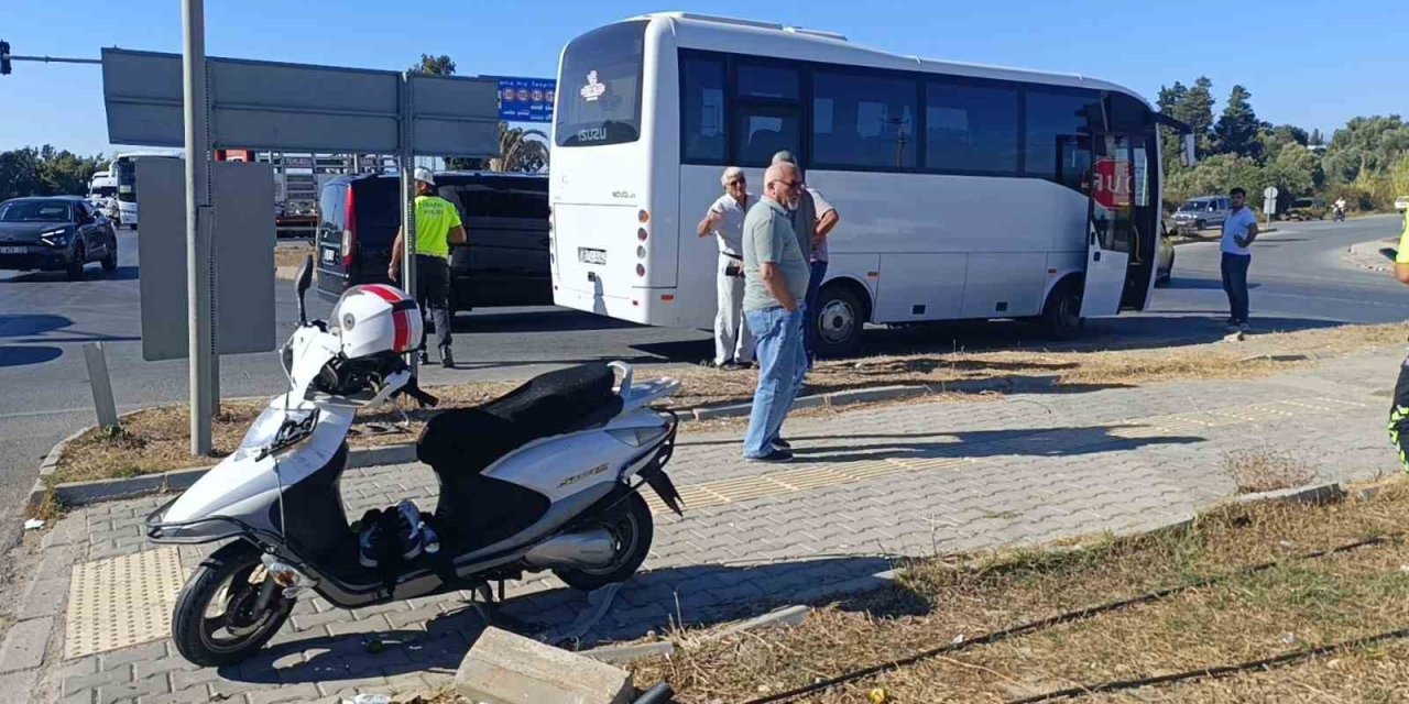 Otel Servis Midibüsüyle Çarpışan Motosikletli Yaralandı