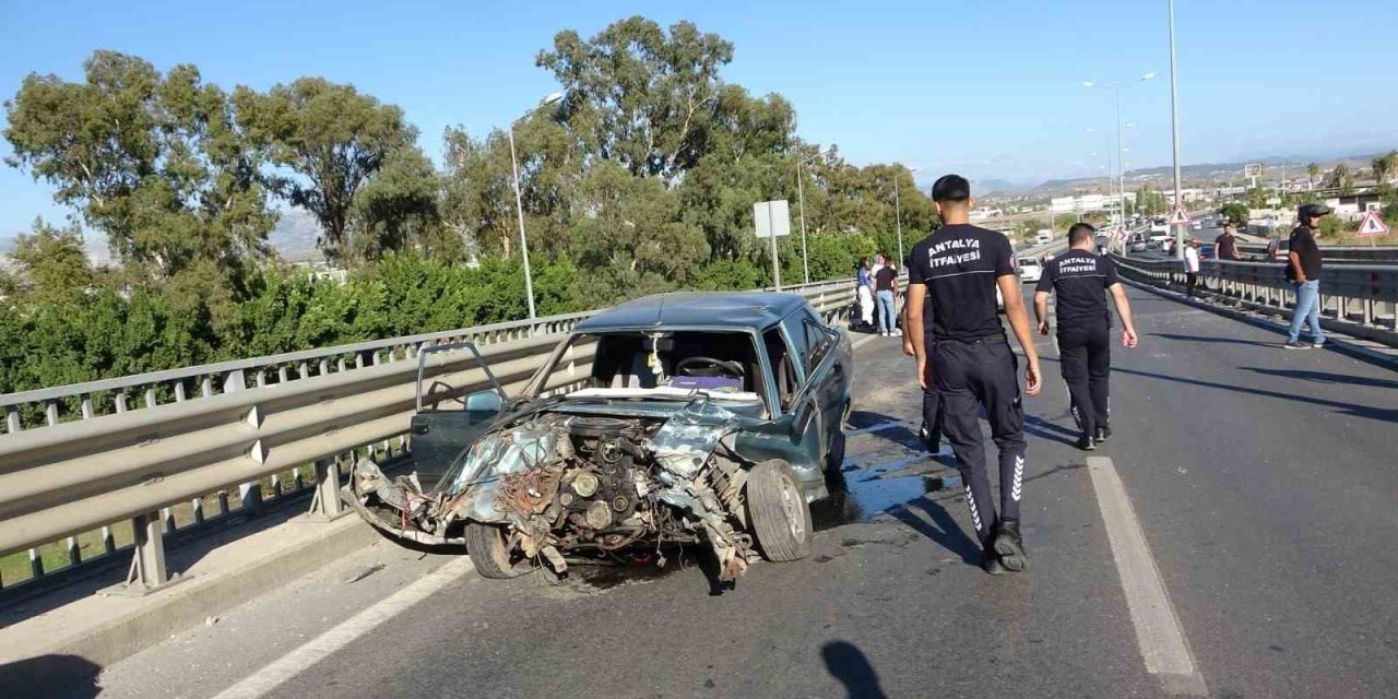 Bariyerlere Çarpan Tofaş Hurdaya Döndü, Etrafa Saçılan Parçaları Başka Sürücüyü De Yaraladı