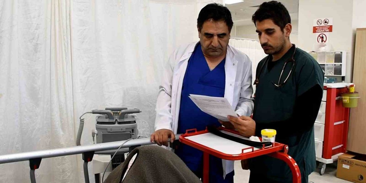 Doktor Baba-oğul Aynı Hastanede Hizmet Etmenin Mutluluğunu Yaşıyor