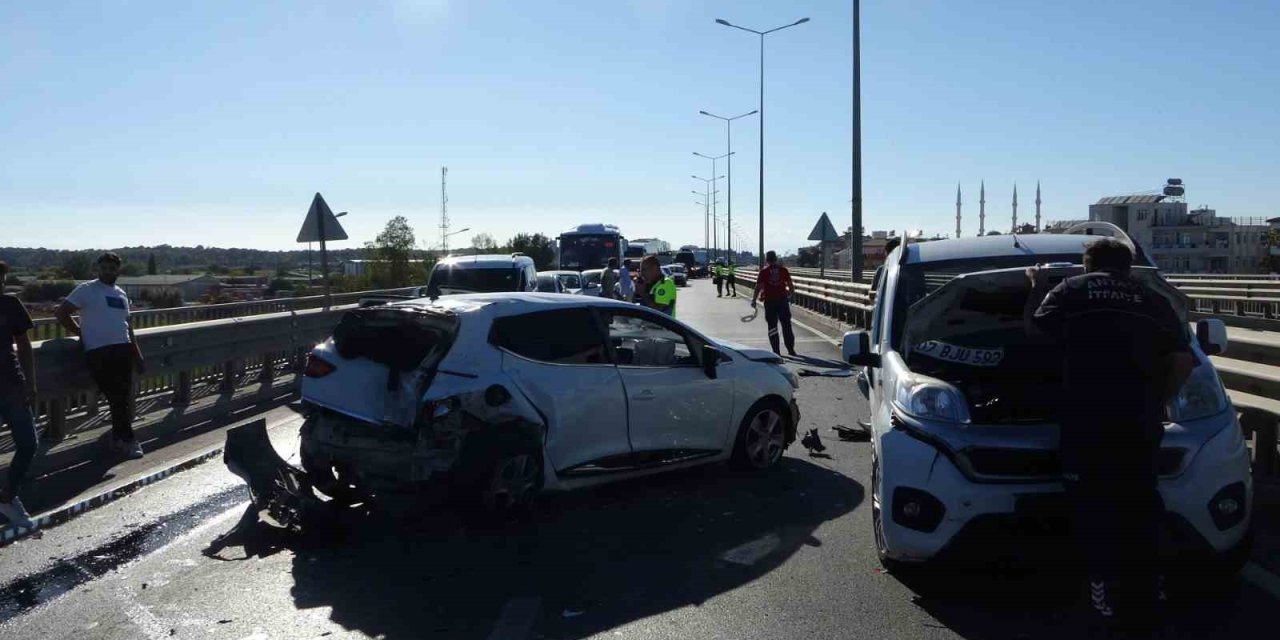 Antalya’da 4 Araçlı Zincirleme Kaza