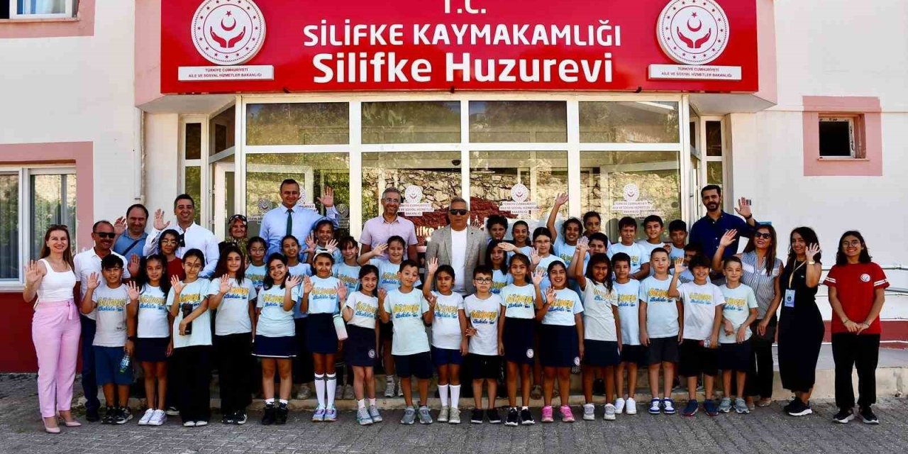 Öğrenciler, Huzurevi Sakinlerinin Gönlüne Dokundu