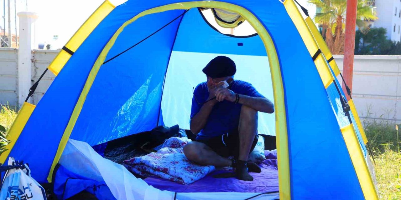 Kendisini Bıçaklayıp Uzaklaştırma Alan Eşini Bankta Yatarken Görüp Eve Aldı, Kendi Evsiz Kaldı