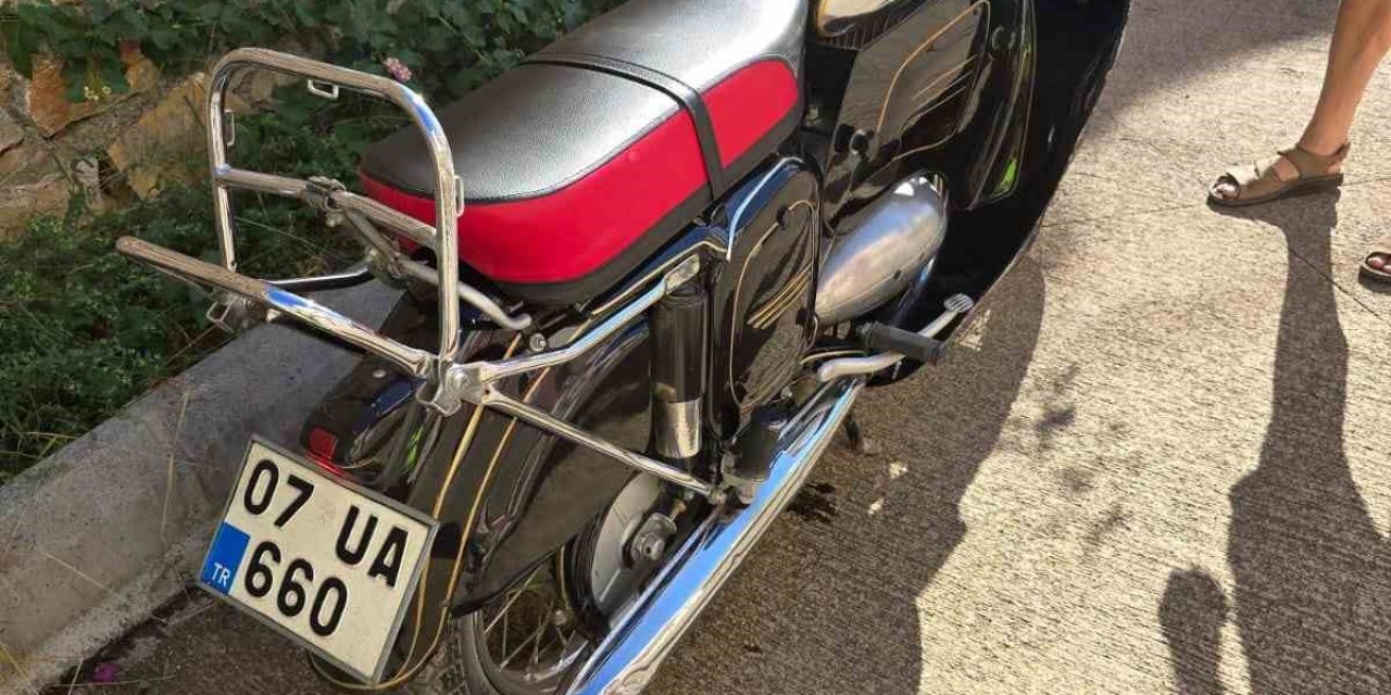 Gazipaşa’da Mıcırda Kayan Motosiklet Devrildi: 2 Yaralı