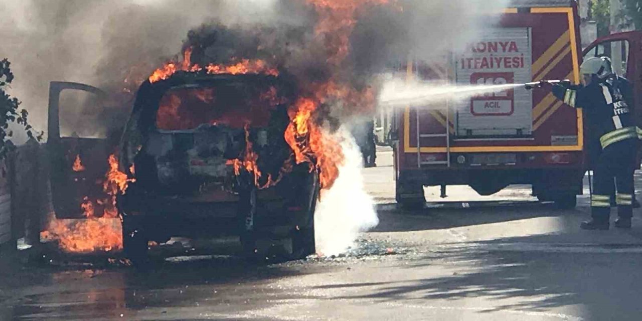 Park Halindeki Ticari Taksi Alev Topuna Dönerek Yandı