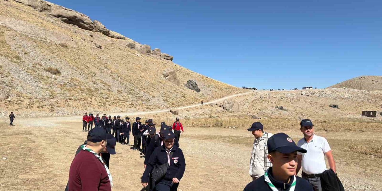 ‘niğde Gençlerine Sahip Çıkıyor’ Projesi Kapsamında Doğa Yürüyüşü Düzenlendi
